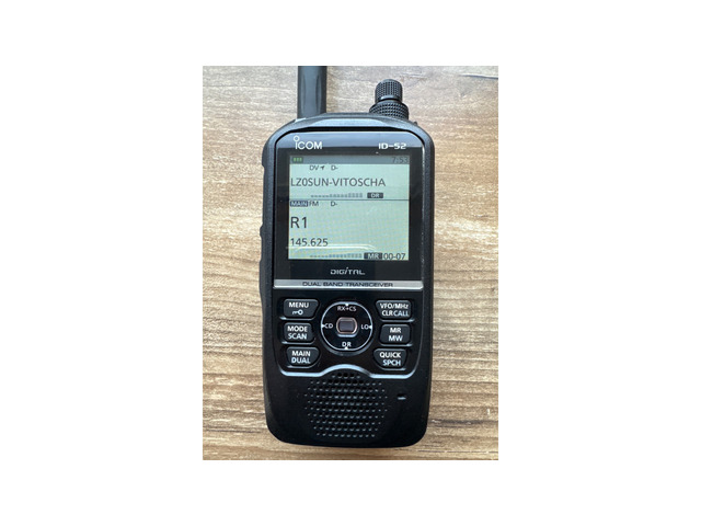 Icom id-52