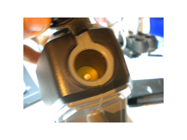 Предлагам празна кутийка от джъмп стартер с букса за запалка