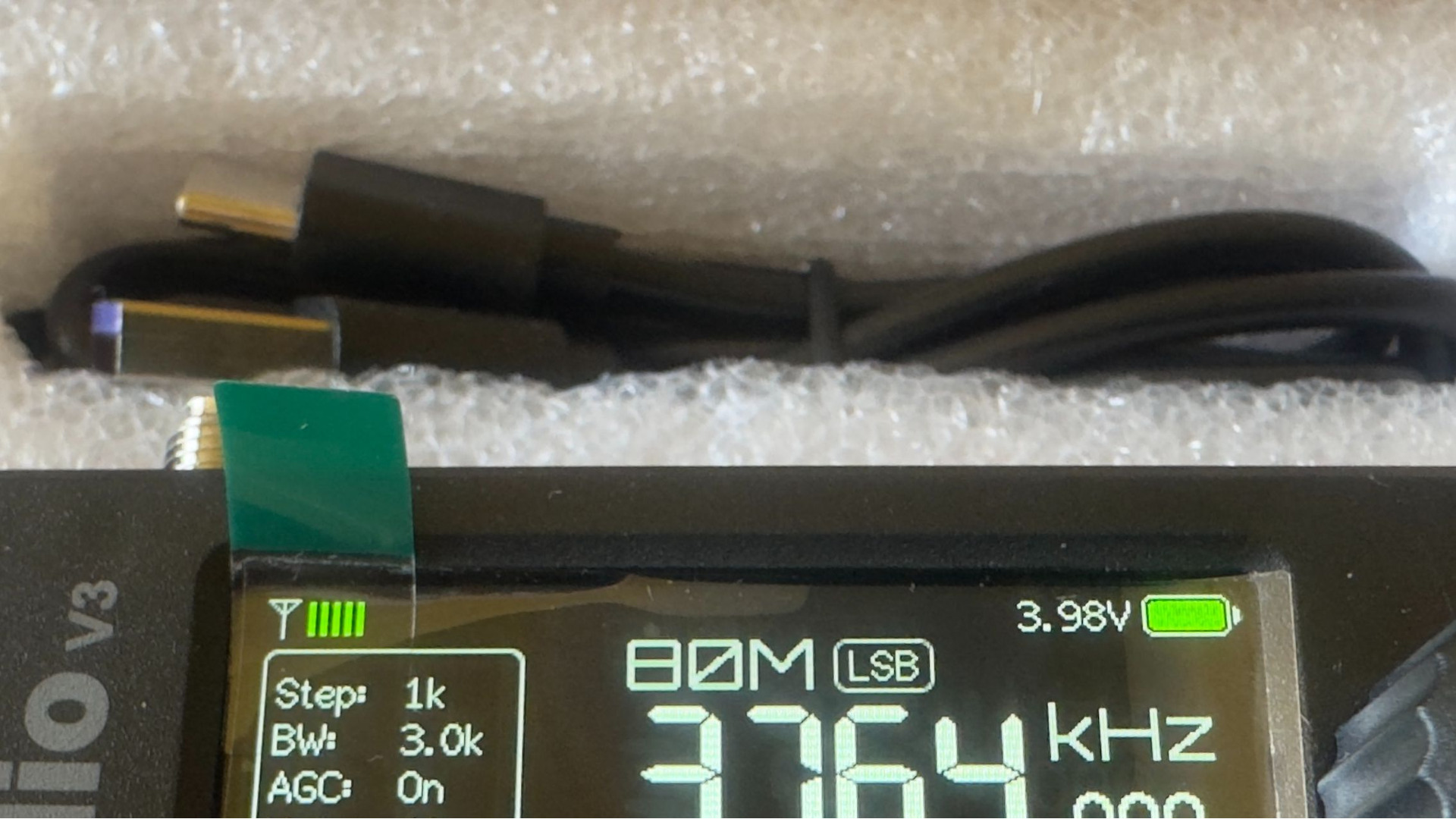 Продавам SDR portable radio  за КВ и УКВ с две антени