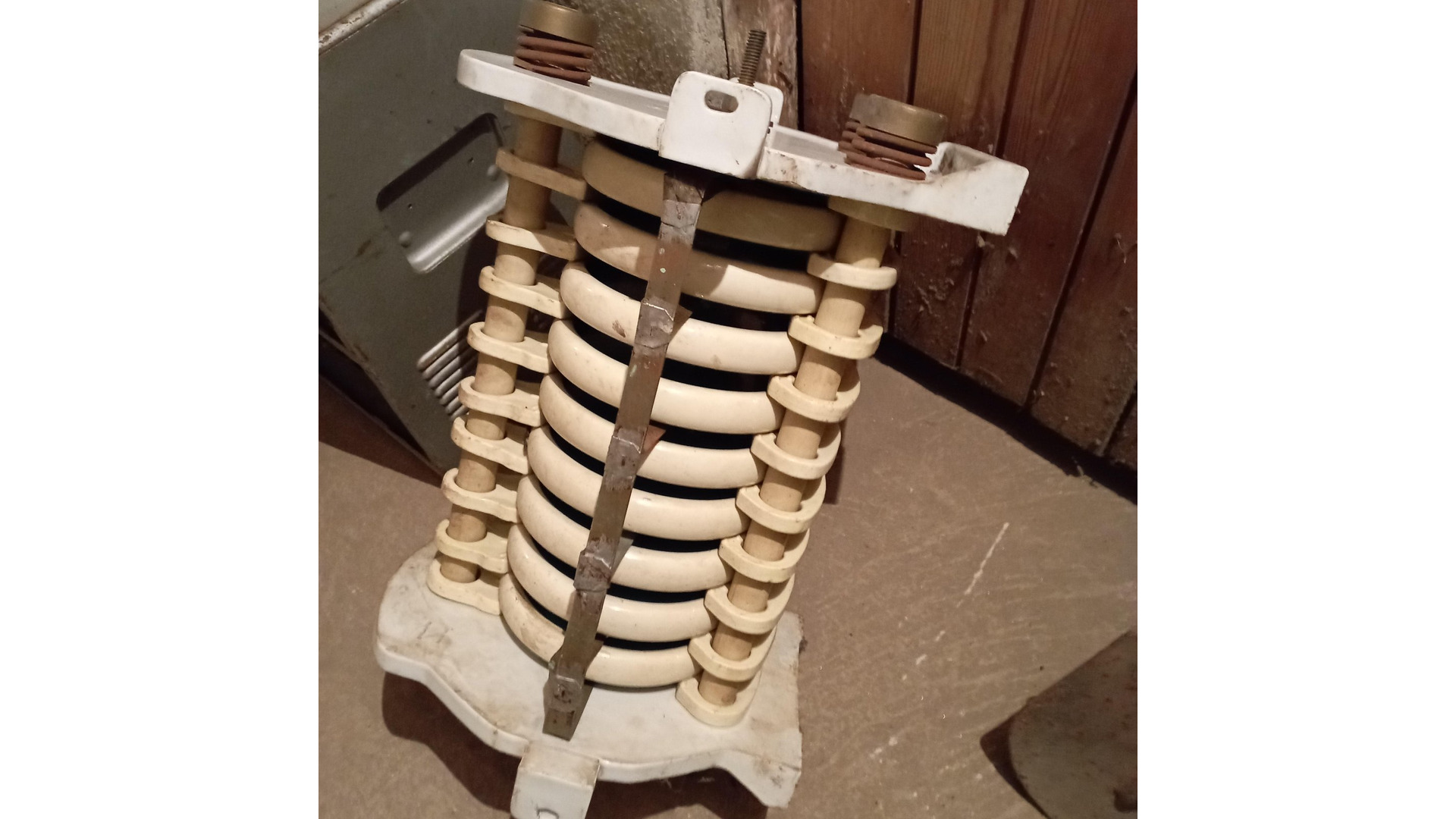 Батерия от високоволтови керамични кондензатори