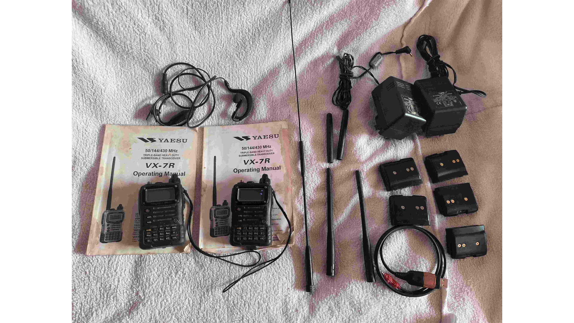 2 брой yaesu vx7r с аксесоари