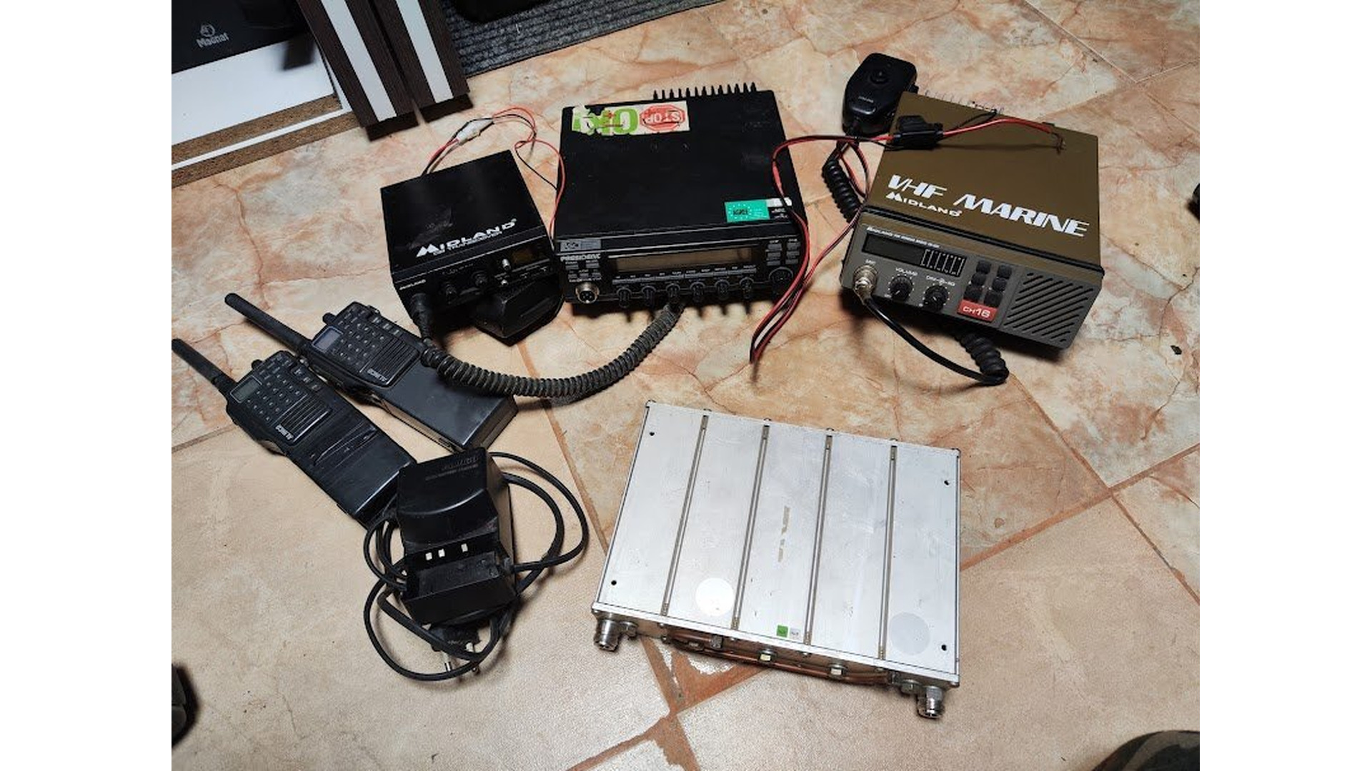 Няколко радиостанции