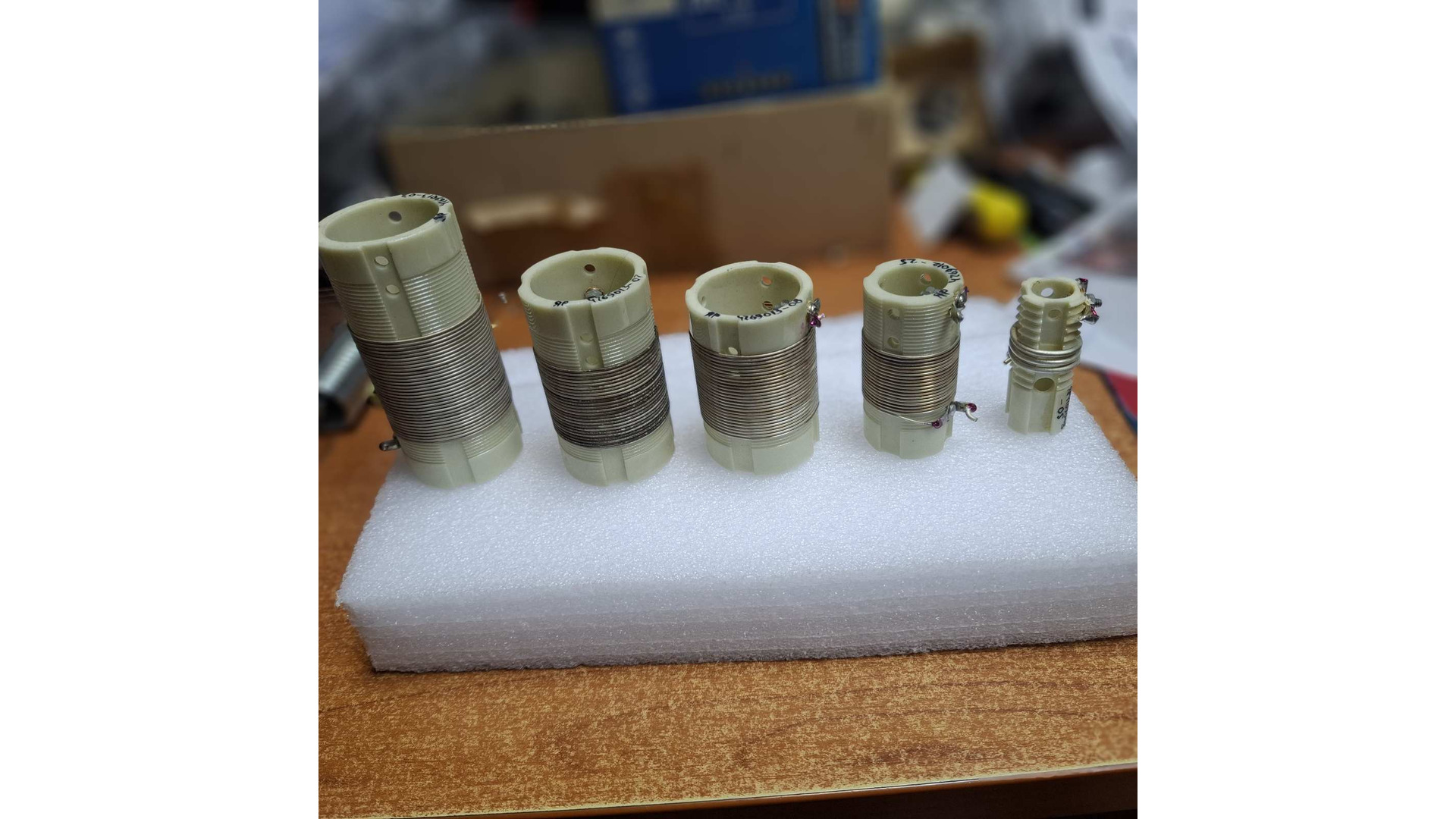 Продавам керамични  бобини навити с посребрен проводник