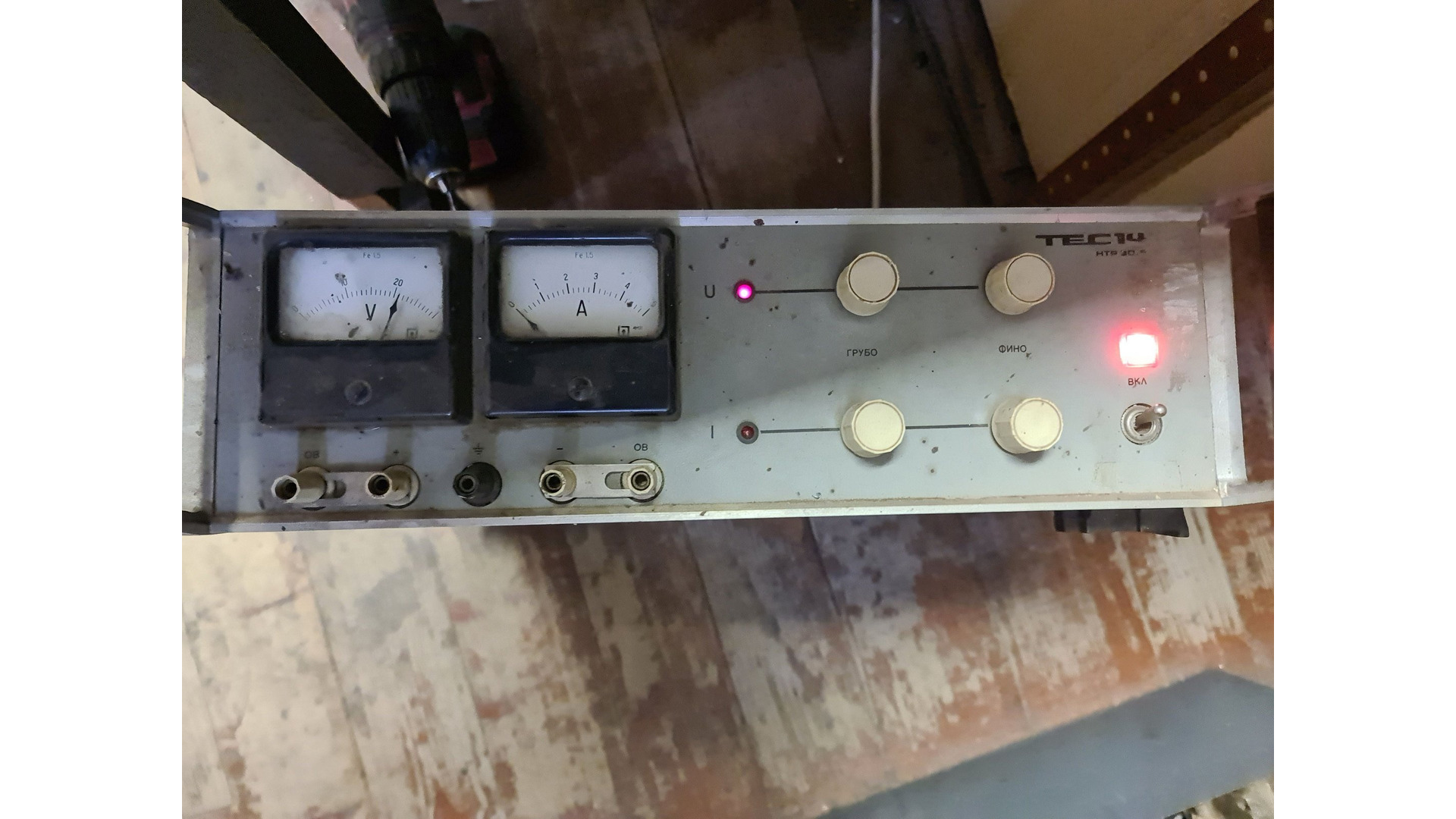 Стабилизиран регулируем токоизправител