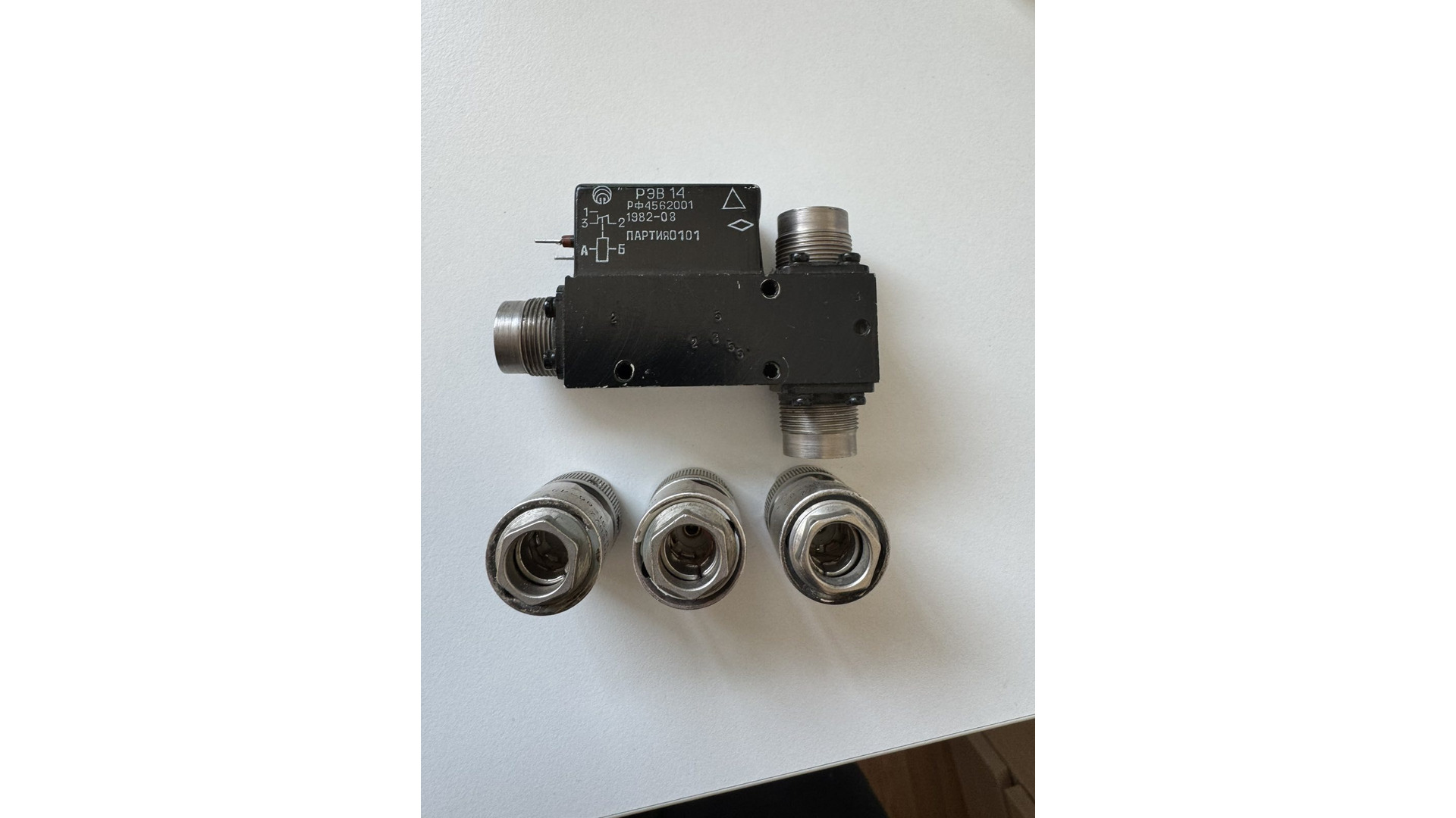 Продавам коаксиално реле РЭВ-14 с конектори