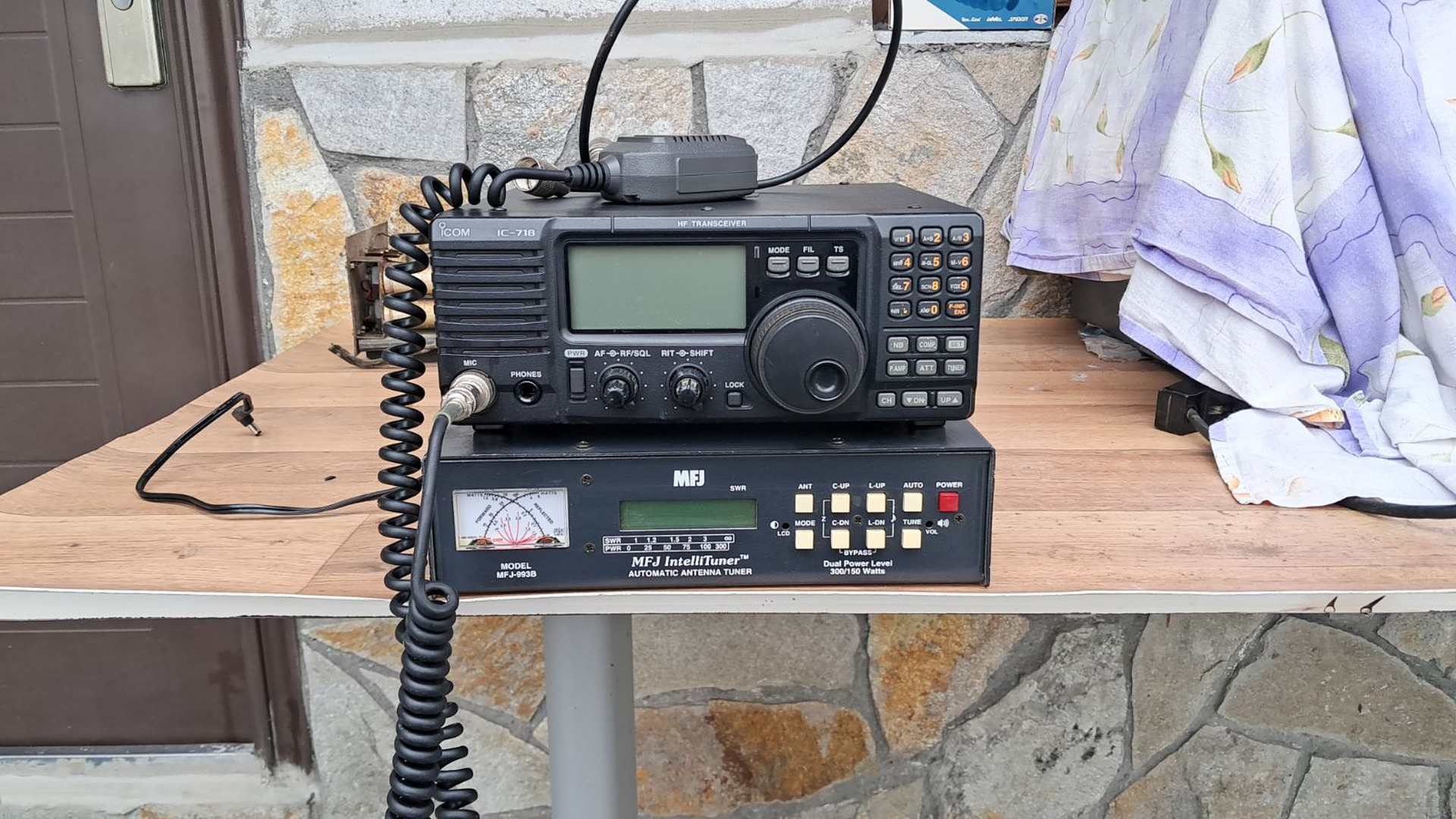 Продавам ICOM IC-718 комплект с автоматичен тунер и захранване