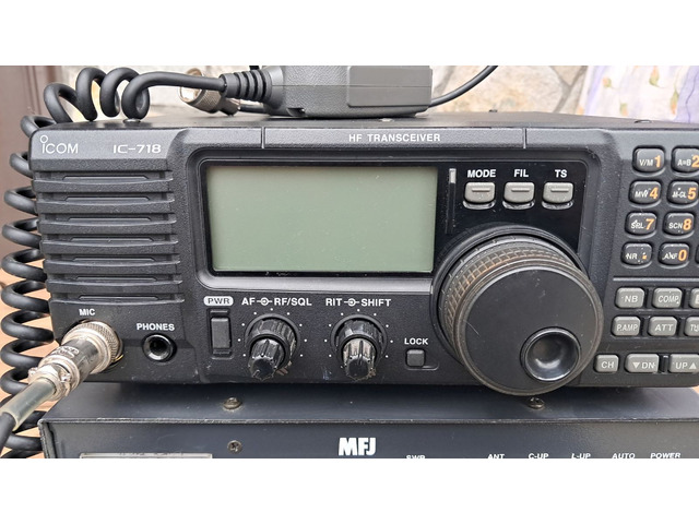Продавам ICOM IC-718 комплект с автоматичен тунер и захранване