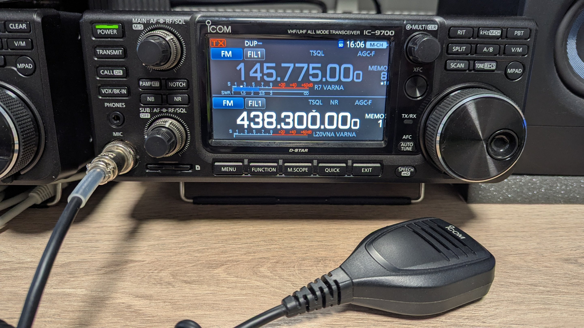 Продавам Icom 9700